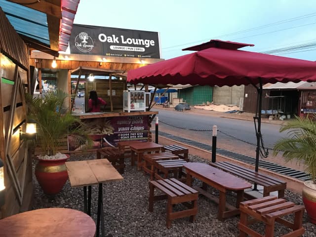 OAK LOUNGE